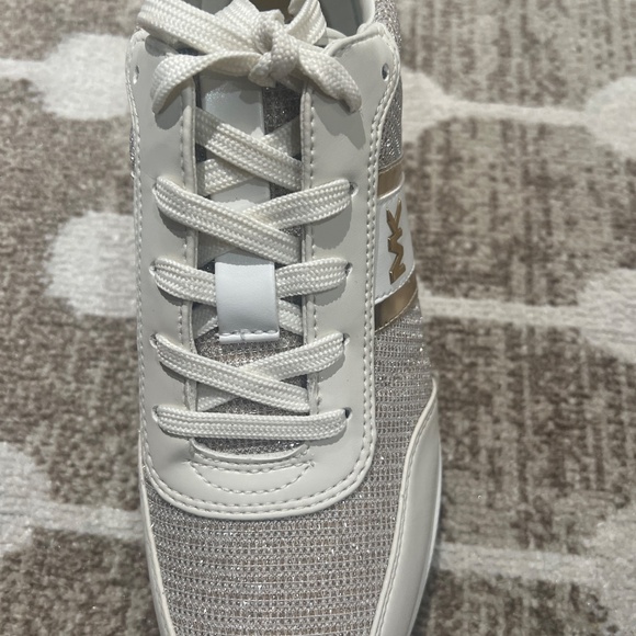 Michael Kors NWOT.5M Glitter Mesh Trainer White Gold Silver - Picture 6 of 7